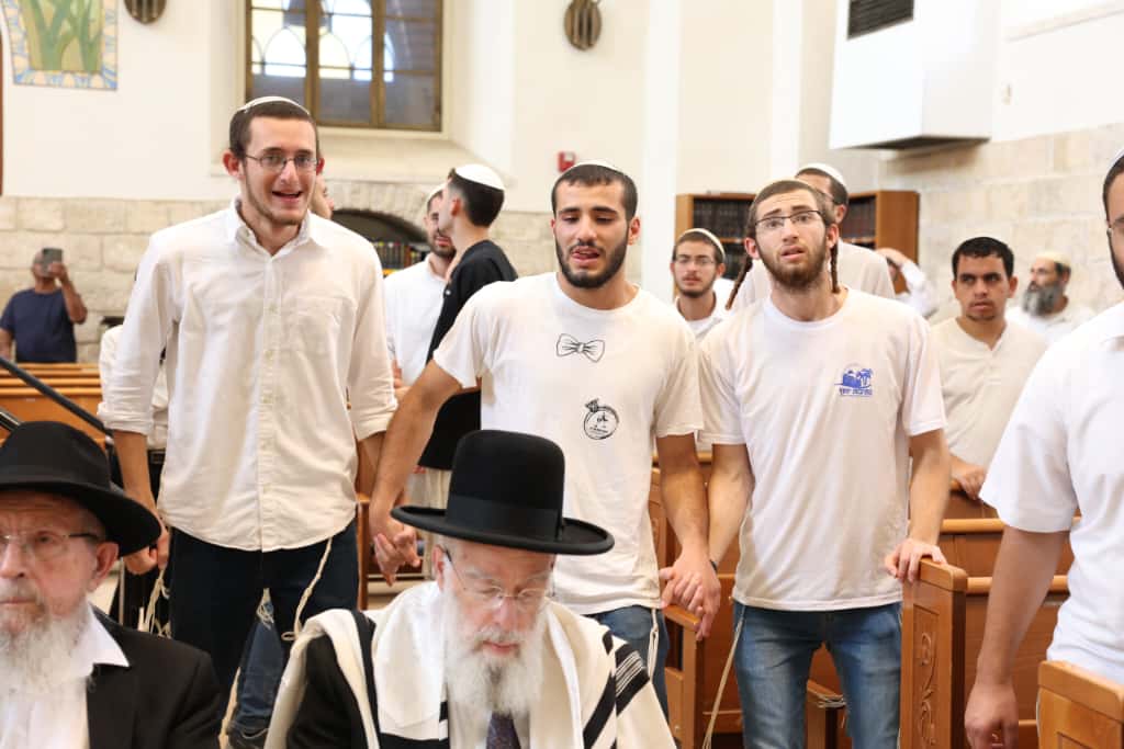 עשרות רבנים הקבילו את פני הרבנים הראשיים ביום שכולו תורה