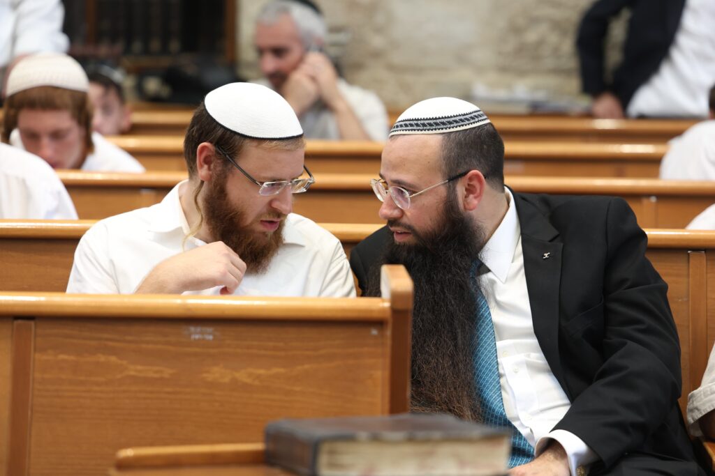 עשרות רבנים הקבילו את פני הרבנים הראשיים ביום שכולו תורה
