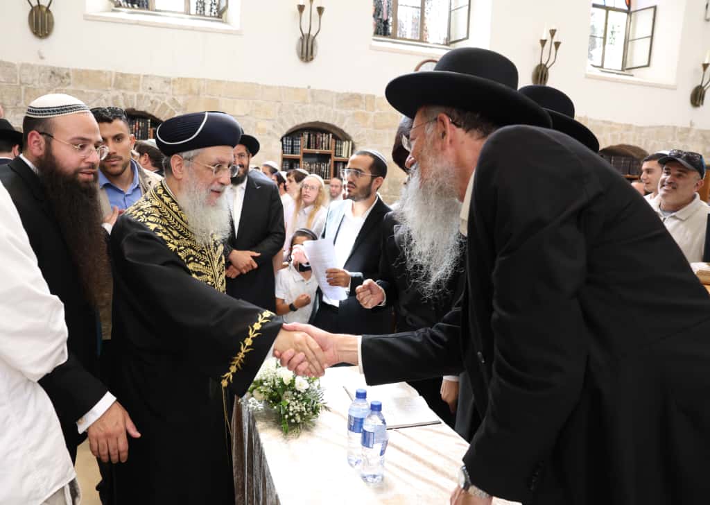 עשרות רבנים הקבילו את פני הרבנים הראשיים ביום שכולו תורה