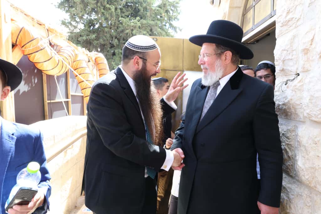 עשרות רבנים הקבילו את פני הרבנים הראשיים ביום שכולו תורה