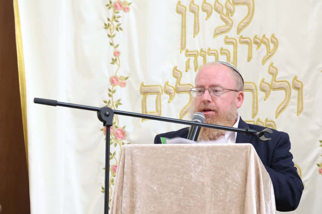 עשרות רבנים הקבילו את פני הרבנים הראשיים ביום שכולו תורה