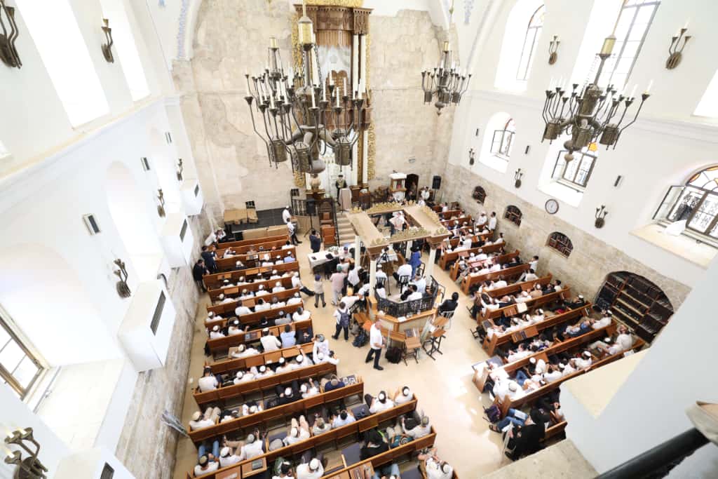 עשרות רבנים הקבילו את פני הרבנים הראשיים ביום שכולו תורה