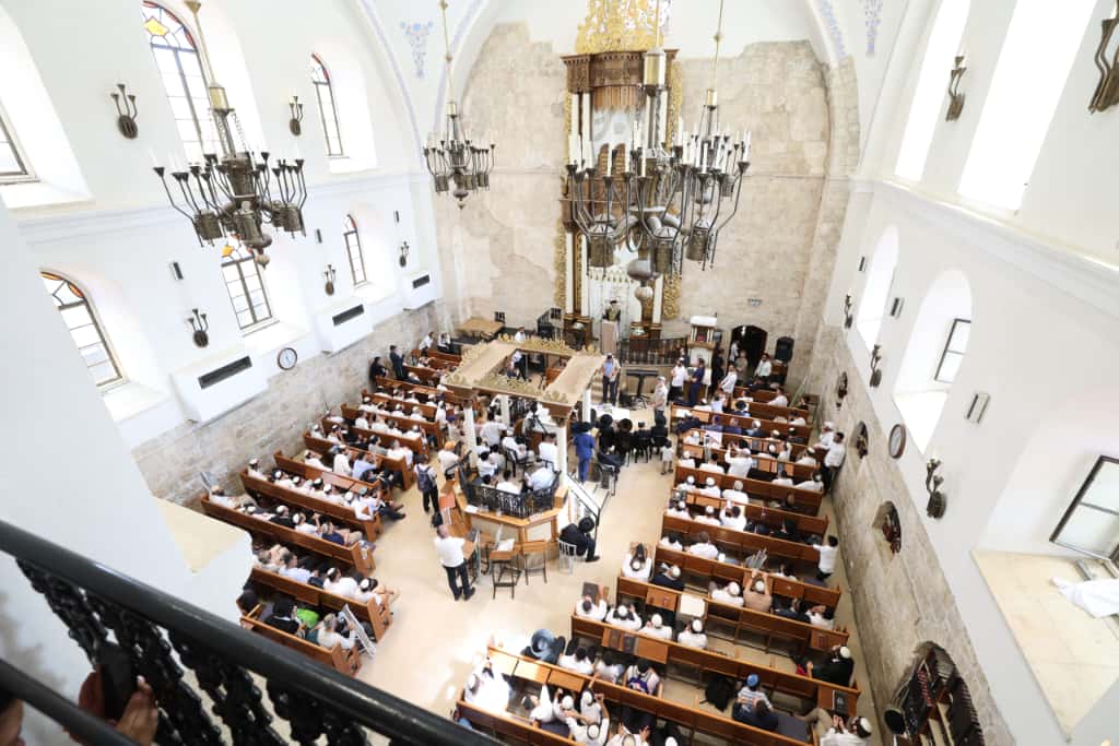 עשרות רבנים הקבילו את פני הרבנים הראשיים ביום שכולו תורה