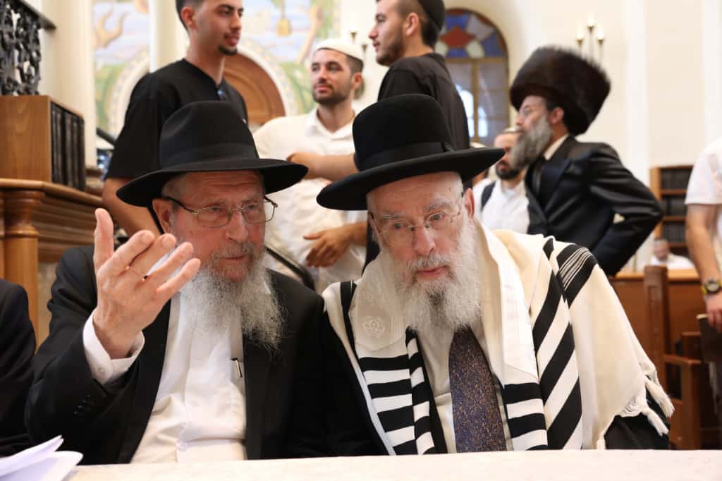 עשרות רבנים הקבילו את פני הרבנים הראשיים ביום שכולו תורה