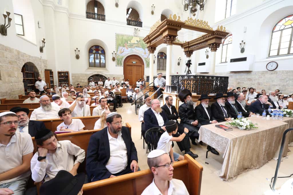 עשרות רבנים הקבילו את פני הרבנים הראשיים ביום שכולו תורה