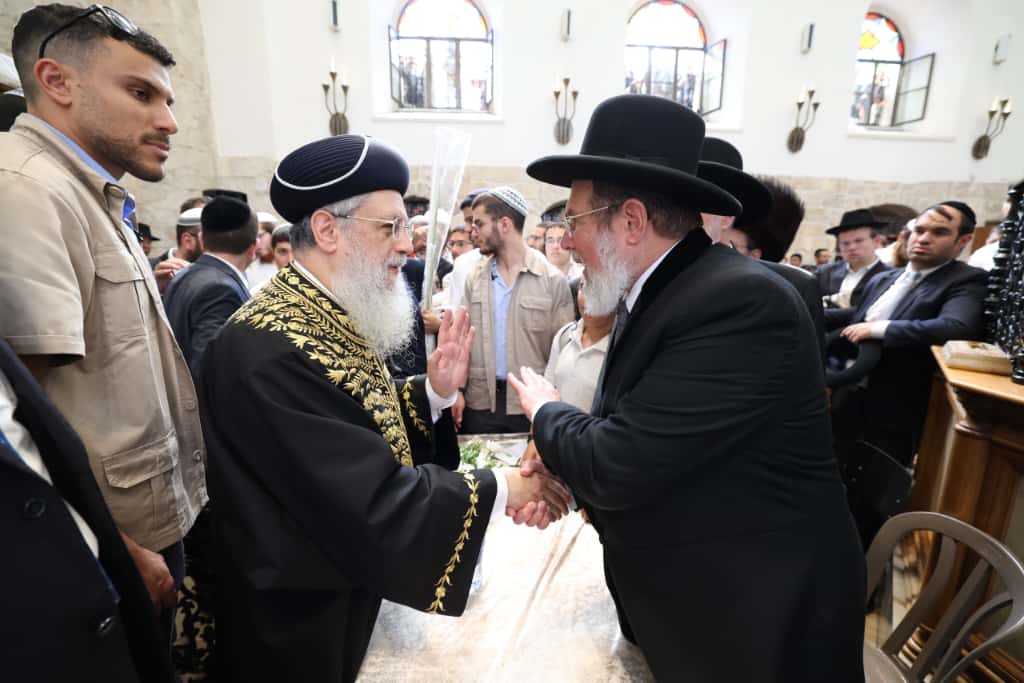 עשרות רבנים הקבילו את פני הרבנים הראשיים ביום שכולו תורה