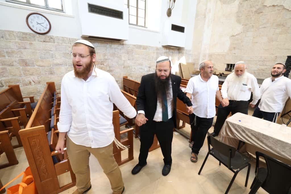 עשרות רבנים הקבילו את פני הרבנים הראשיים ביום שכולו תורה