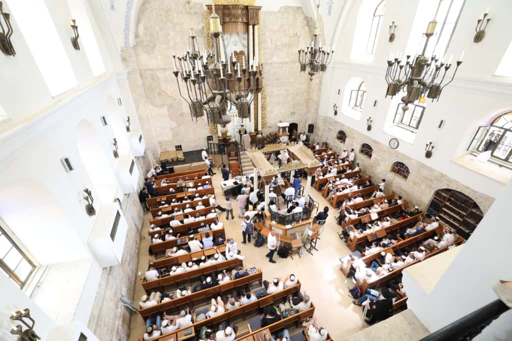 עשרות רבנים הקבילו את פני הרבנים הראשיים ביום שכולו תורה