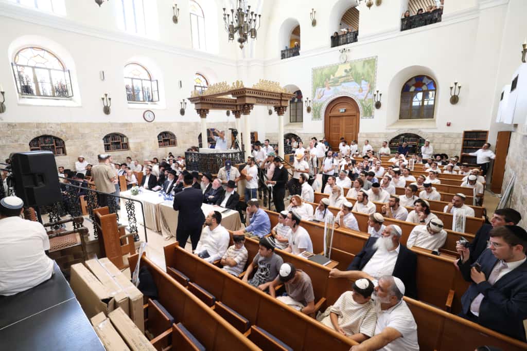 עשרות רבנים הקבילו את פני הרבנים הראשיים ביום שכולו תורה