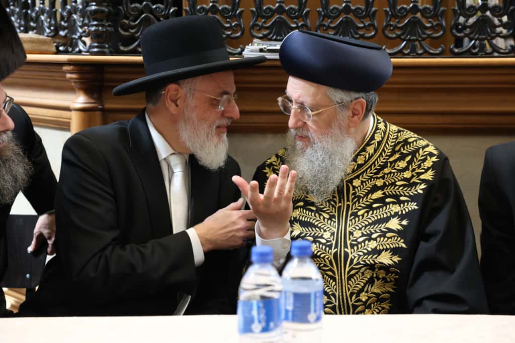 עשרות רבנים הקבילו את פני הרבנים הראשיים ביום שכולו תורה