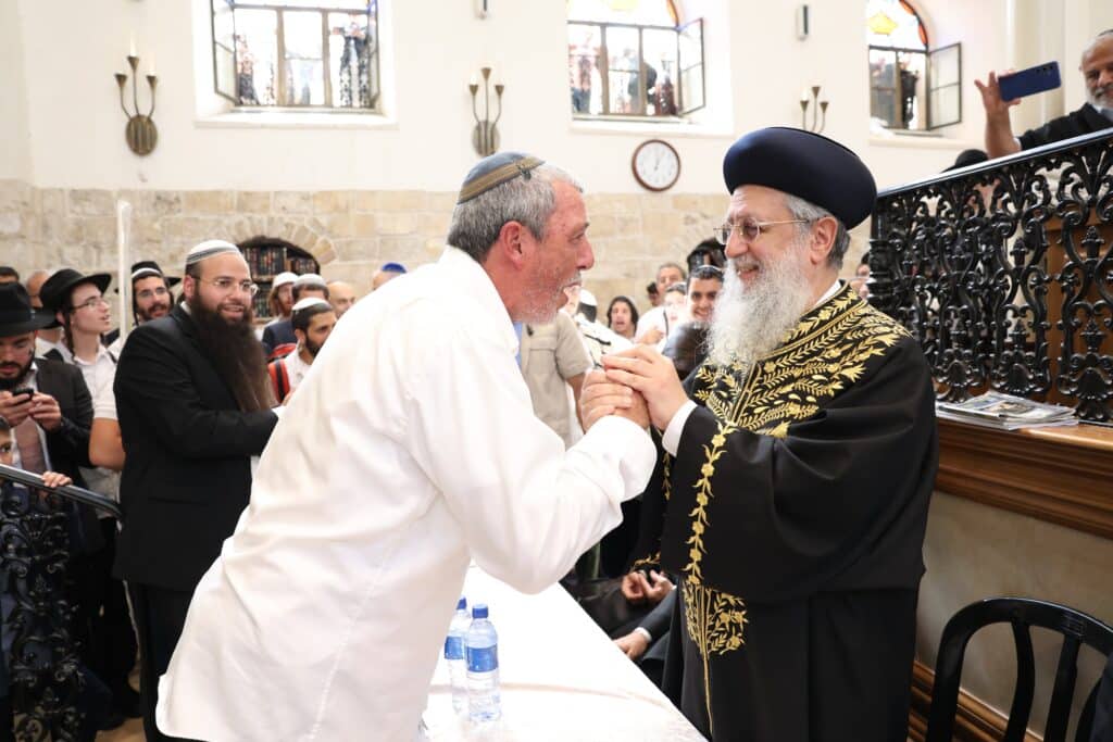 עשרות רבנים הקבילו את פני הרבנים הראשיים ביום שכולו תורה