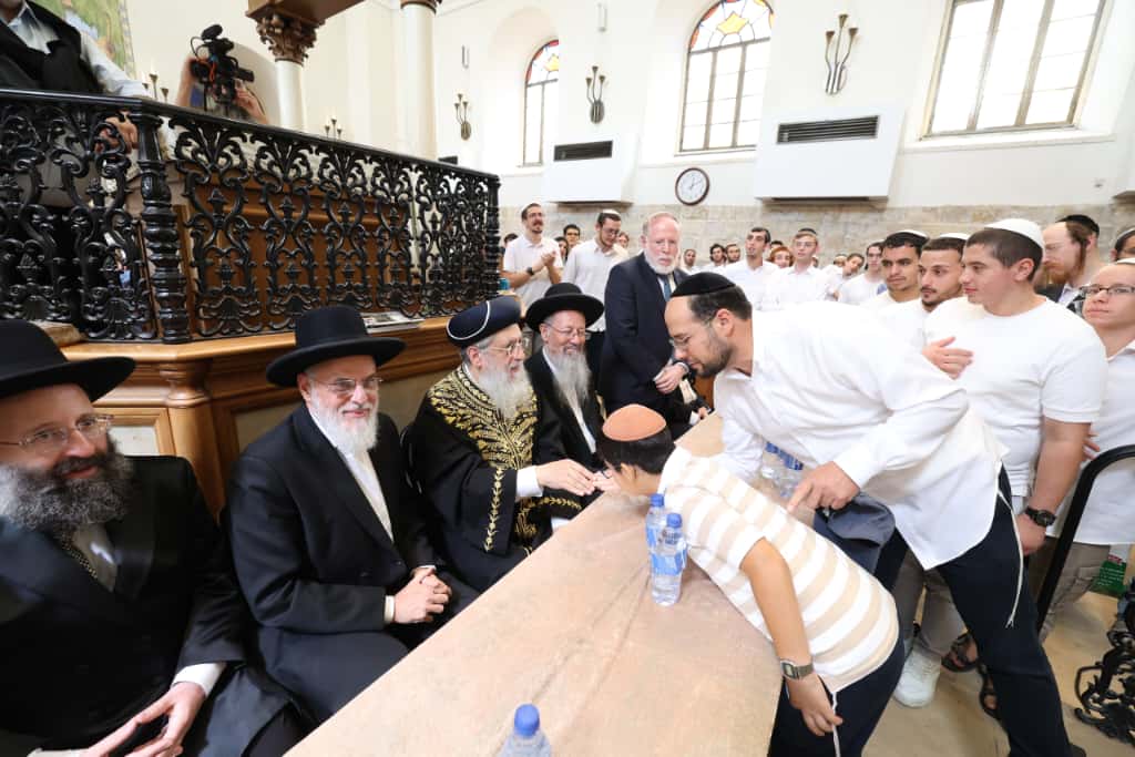 עשרות רבנים הקבילו את פני הרבנים הראשיים ביום שכולו תורה
