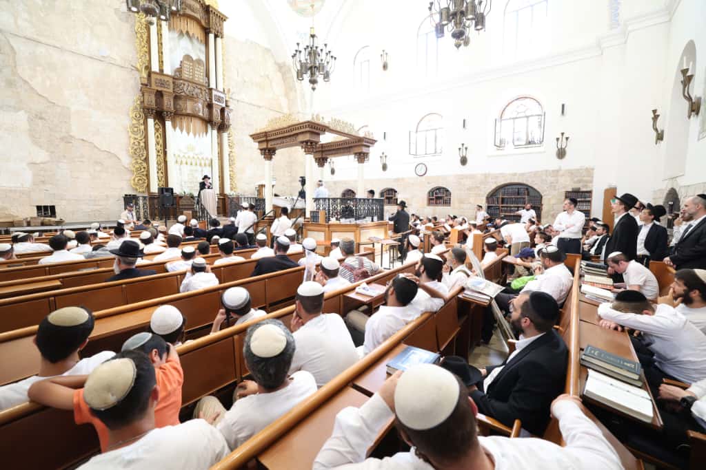עשרות רבנים הקבילו את פני הרבנים הראשיים ביום שכולו תורה