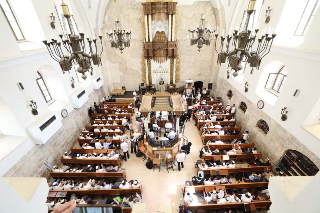 עשרות רבנים הקבילו את פני הרבנים הראשיים ביום שכולו תורה