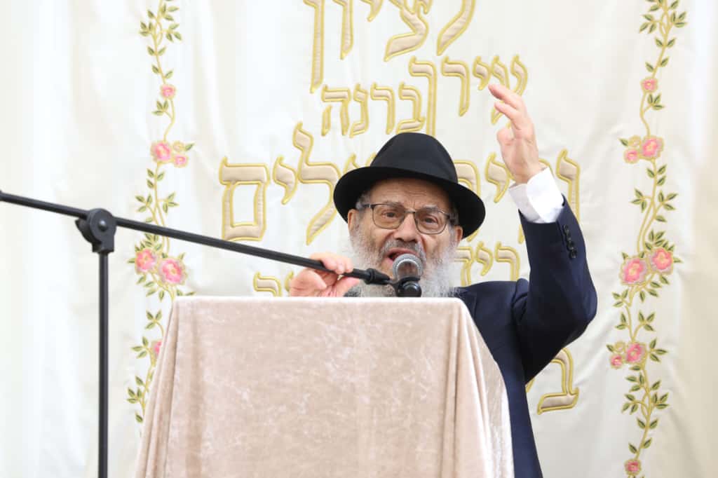 עשרות רבנים הקבילו את פני הרבנים הראשיים ביום שכולו תורה