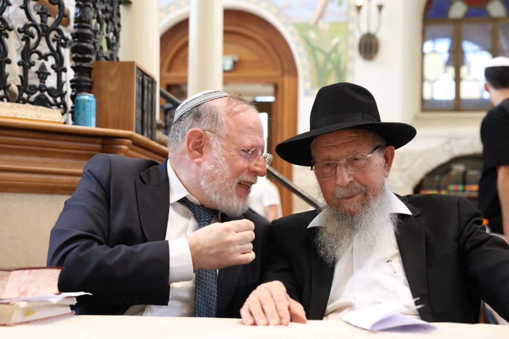 עשרות רבנים הקבילו את פני הרבנים הראשיים ביום שכולו תורה