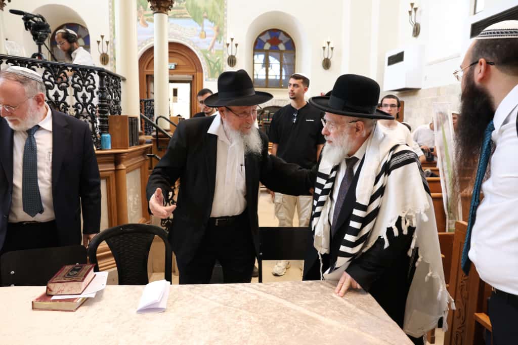 עשרות רבנים הקבילו את פני הרבנים הראשיים ביום שכולו תורה