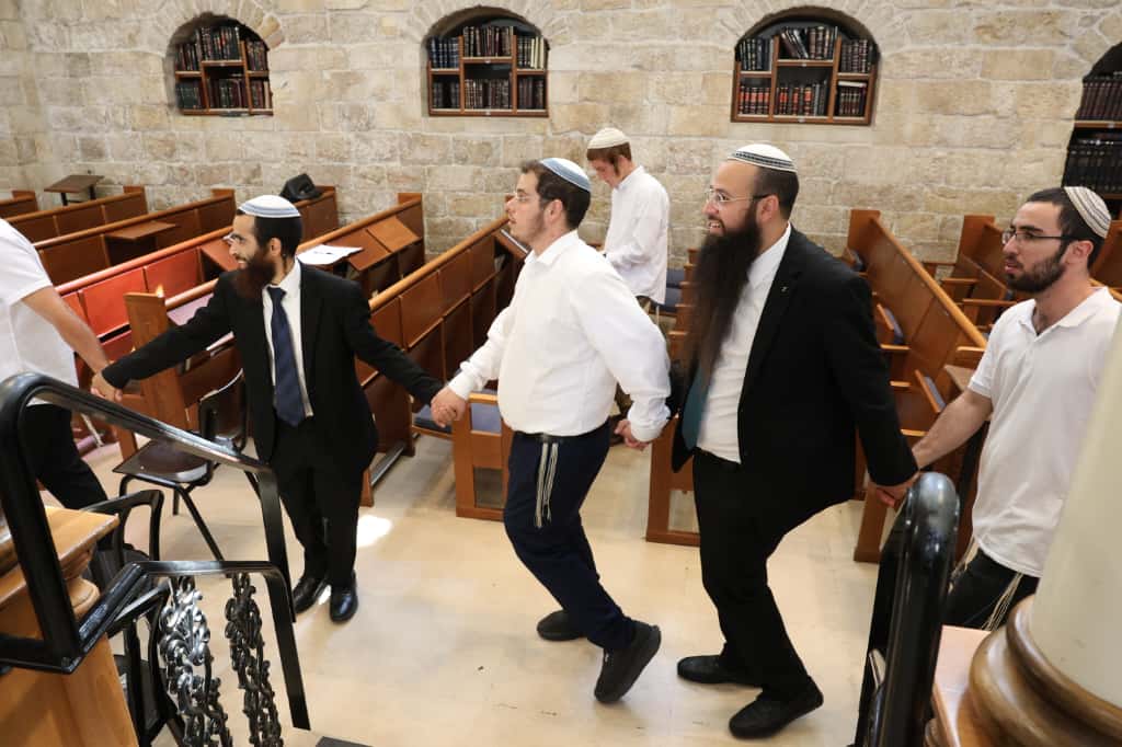 עשרות רבנים הקבילו את פני הרבנים הראשיים ביום שכולו תורה