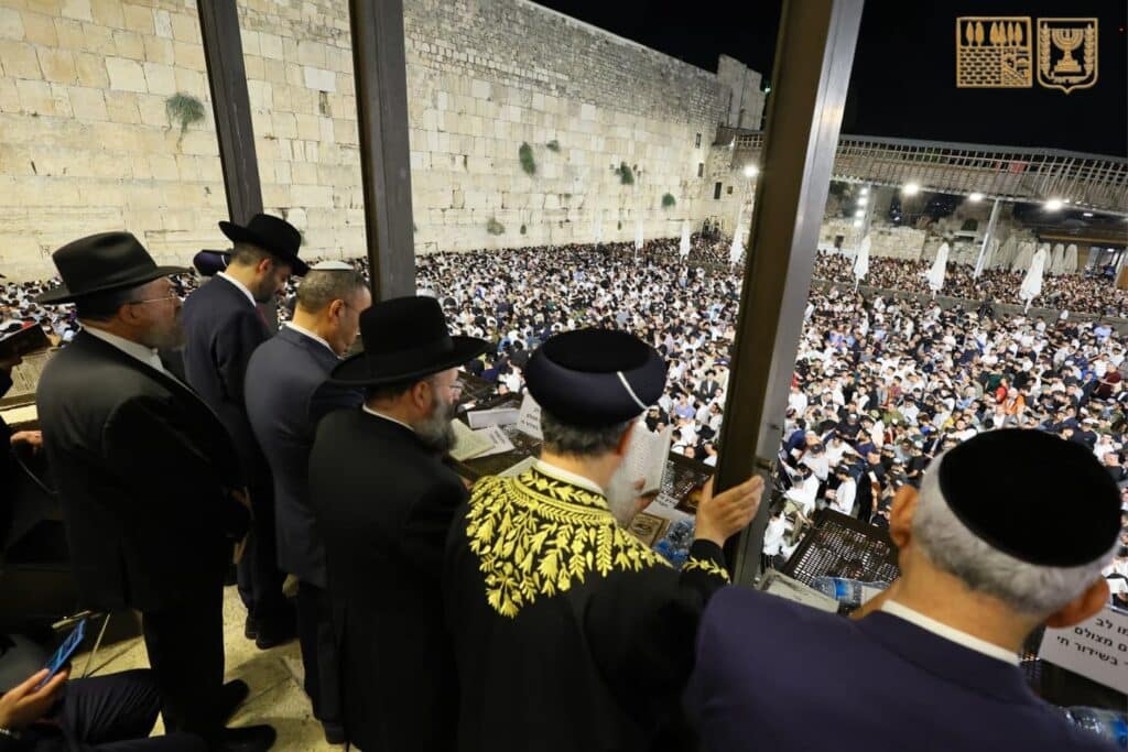 במעמד הראשונים לציון: כמאה אלף איש ביקשו סליחות בכותל
