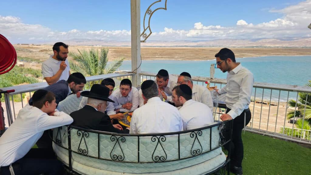 אנשי הצללים נחשפים: המשב"קים החברותות ונאמני הבית