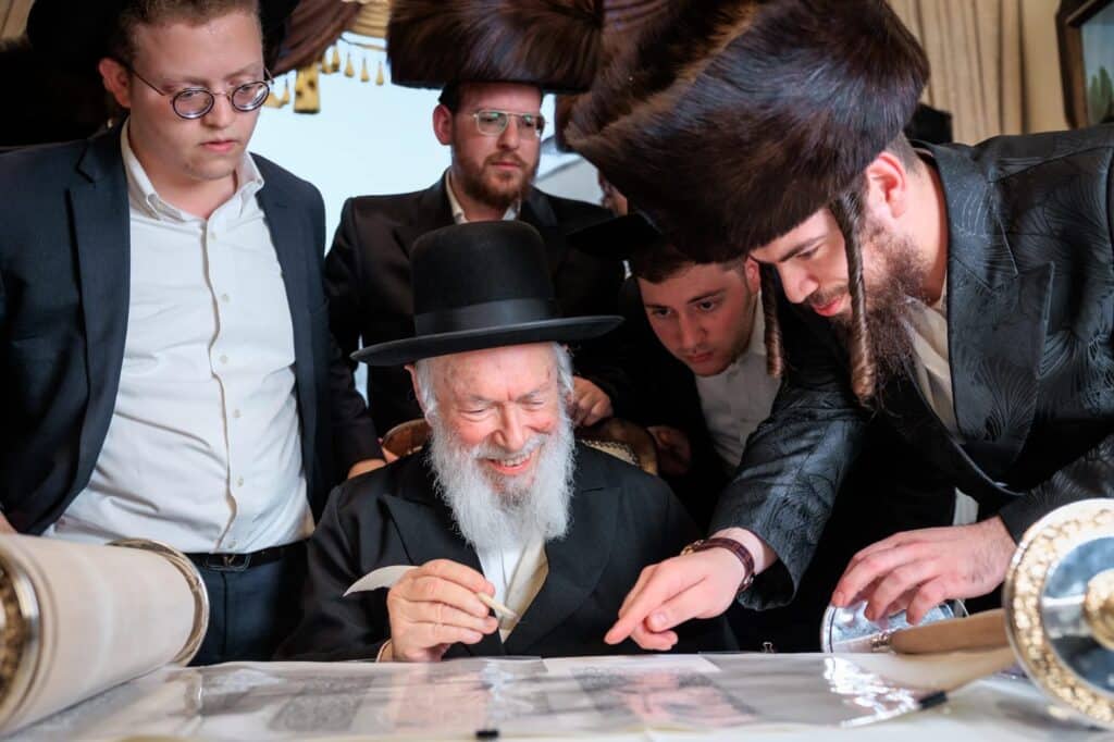 אנשי הצללים נחשפים: המשב"קים החברותות ונאמני הבית