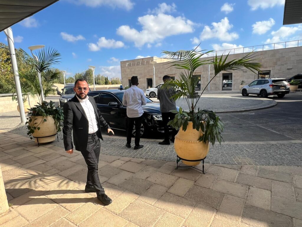 איצקוביץ': הדירה החדשה של ענק הזמר והציצית של 4 ק"ג