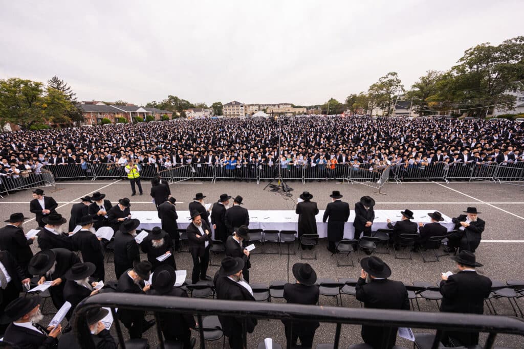עצרת רבבות של עולם התורה בלייקווד נגד גזירת הגיוס