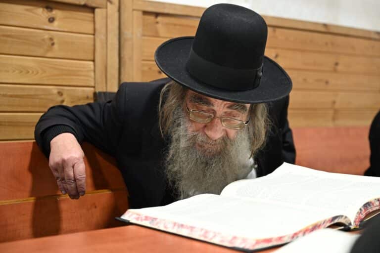 המופת של הגאב"ד: הנגיד תרם למקווה וחבק בת בגיל 61
