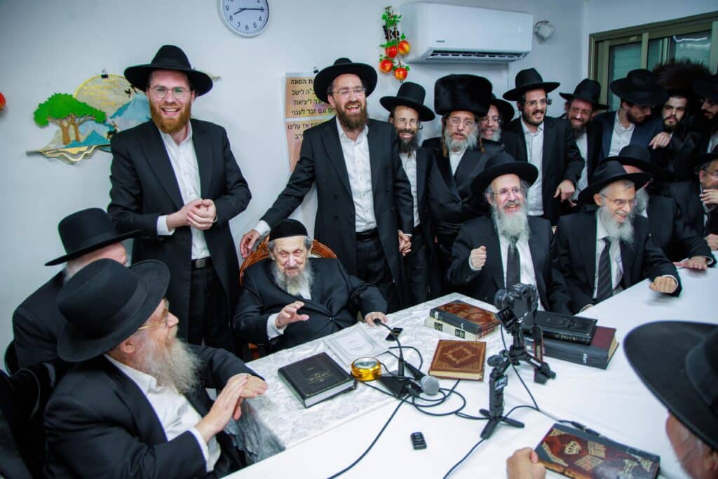 אנשי הצללים נחשפים: המשב"קים החברותות ונאמני הבית