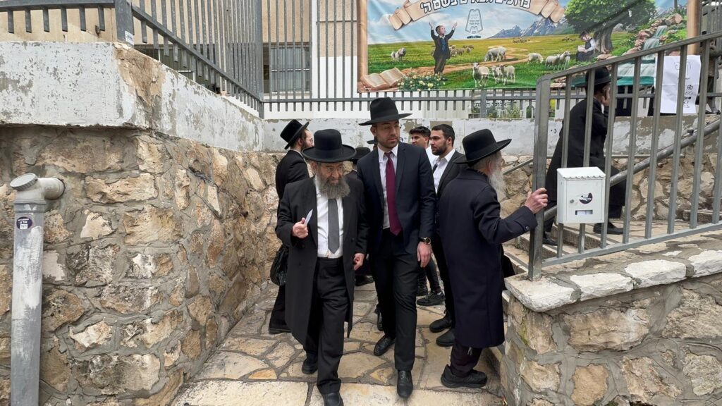 אנשי הסוד נחשפים: סדר היום, נאמני הבית והמשפיעים