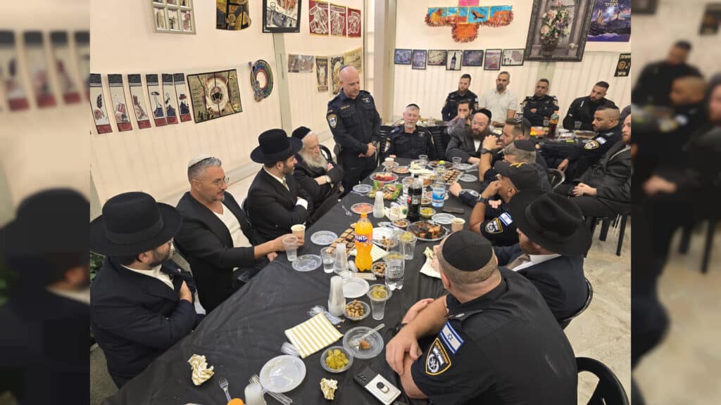 רבני העיר, בכירי העיריה, בכירי המשטרה ואישי ציבור, בביקור חג בסוכתו של ראש העיר בני ברק חנוך זייברט