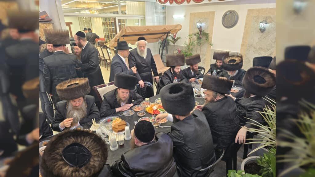 רבני העיר, בכירי העיריה, בכירי המשטרה ואישי ציבור, בביקור חג בסוכתו של ראש העיר בני ברק חנוך זייברט