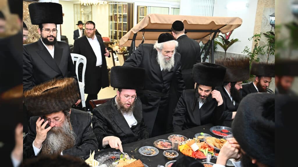 רבני העיר, בכירי העיריה, בכירי המשטרה ואישי ציבור, בביקור חג בסוכתו של ראש העיר בני ברק חנוך זייברט