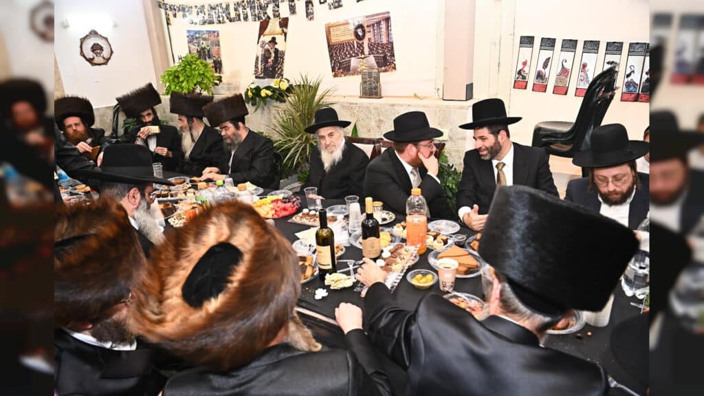 רבני העיר, בכירי העיריה, בכירי המשטרה ואישי ציבור, בביקור חג בסוכתו של ראש העיר בני ברק חנוך זייברט