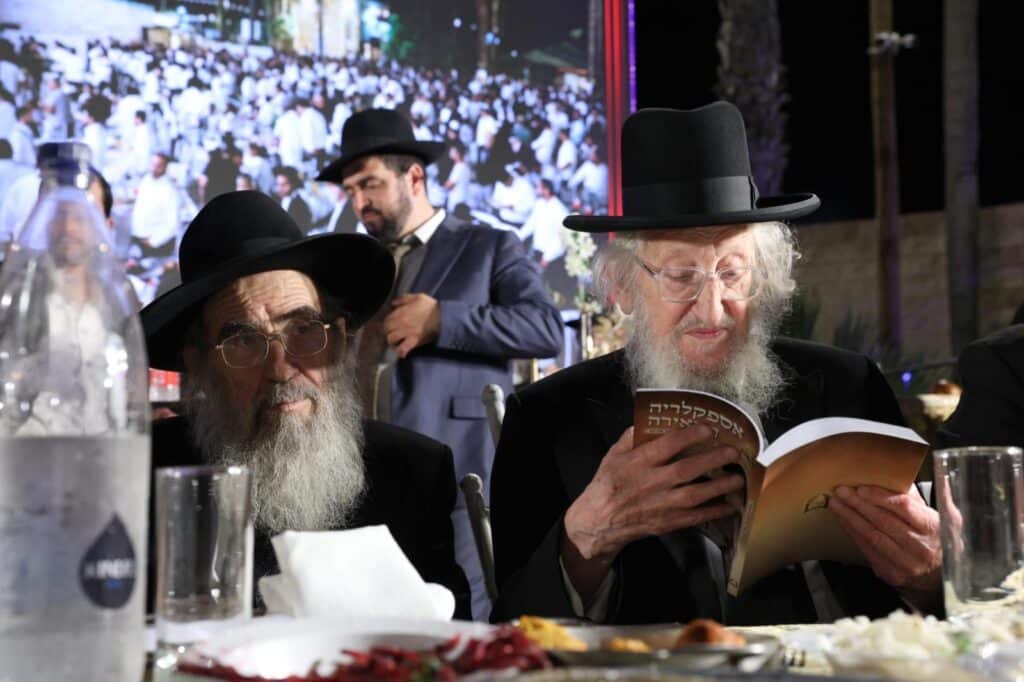 גלריה: המונים בהילולא המרכזית לזכרו של הרב אברג'ל זצ"ל