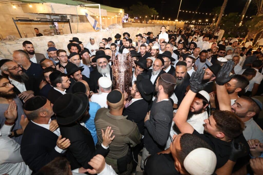 גלריה: המונים בהילולא המרכזית לזכרו של הרב אברג'ל זצ"ל