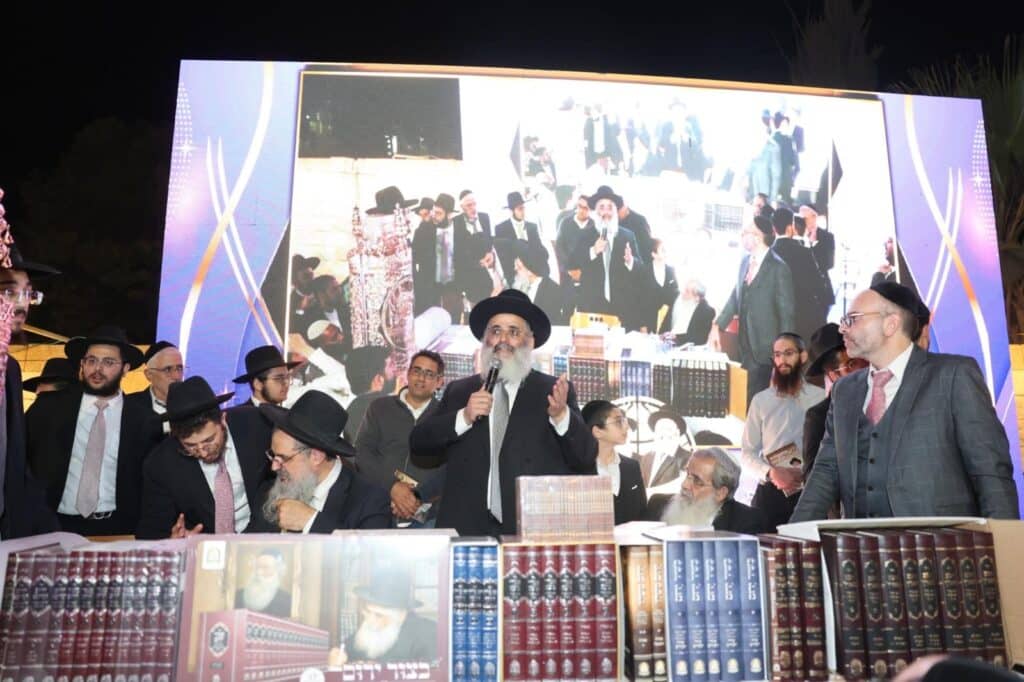 גלריה: המונים בהילולא המרכזית לזכרו של הרב אברג'ל זצ"ל