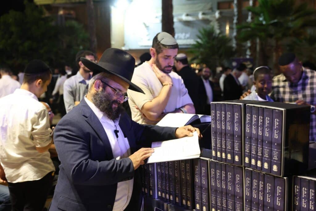 גלריה: המונים בהילולא המרכזית לזכרו של הרב אברג'ל זצ"ל