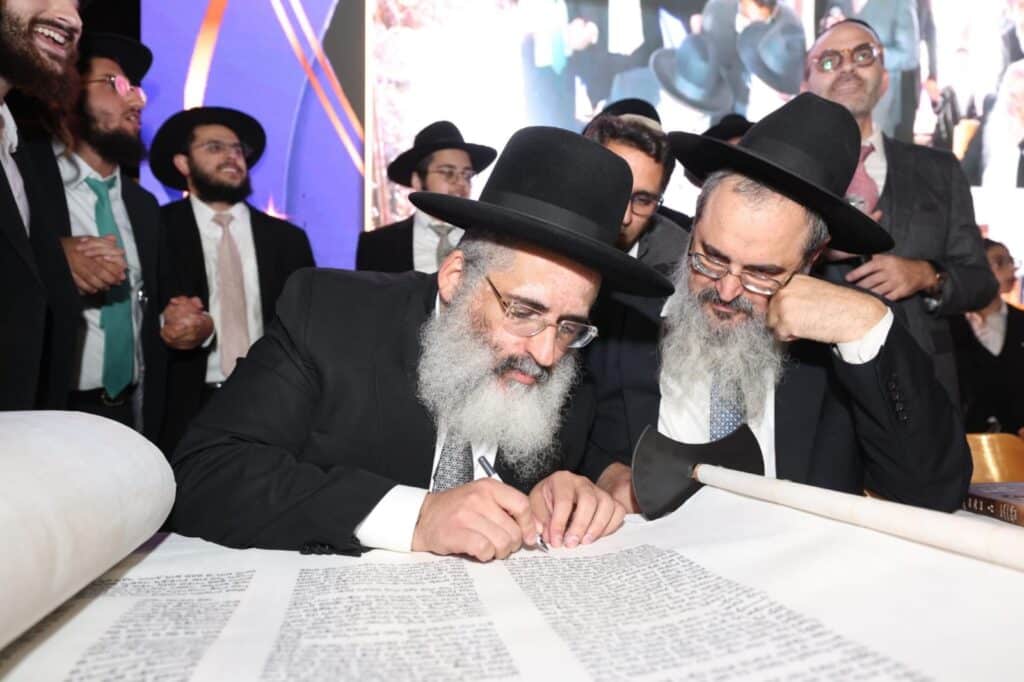 גלריה: המונים בהילולא המרכזית לזכרו של הרב אברג'ל זצ"ל