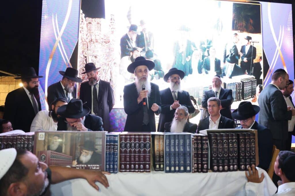 גלריה: המונים בהילולא המרכזית לזכרו של הרב אברג'ל זצ"ל