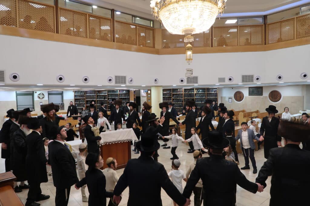 ירח האיתנים בחצר הקודש קאליב