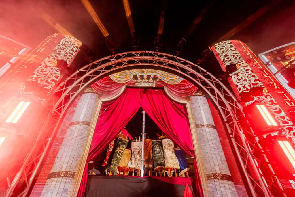 עשרת אלפים חוגגים בהקפות השניות המסורתיות בכפר חב״ד