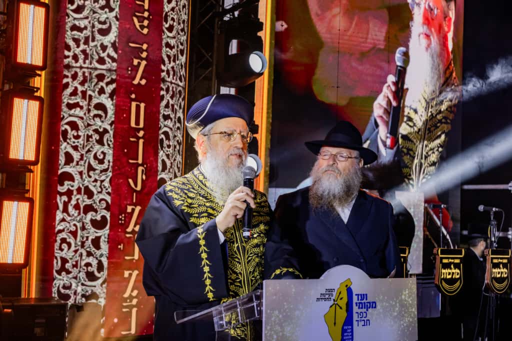 עשרת אלפים חוגגים בהקפות השניות המסורתיות בכפר חב״ד