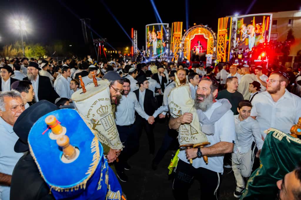 עשרת אלפים חוגגים בהקפות השניות המסורתיות בכפר חב״ד