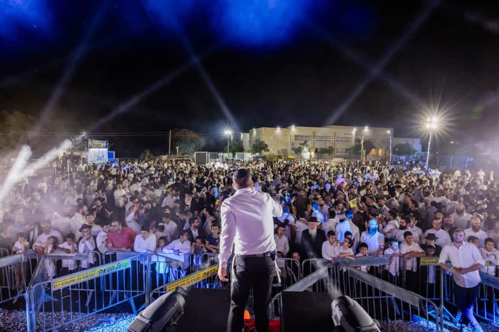 עשרת אלפים חוגגים בהקפות השניות המסורתיות בכפר חב״ד