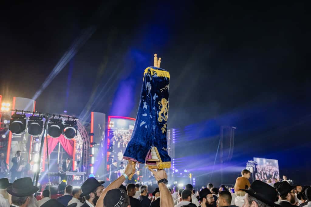 עשרת אלפים חוגגים בהקפות השניות המסורתיות בכפר חב״ד