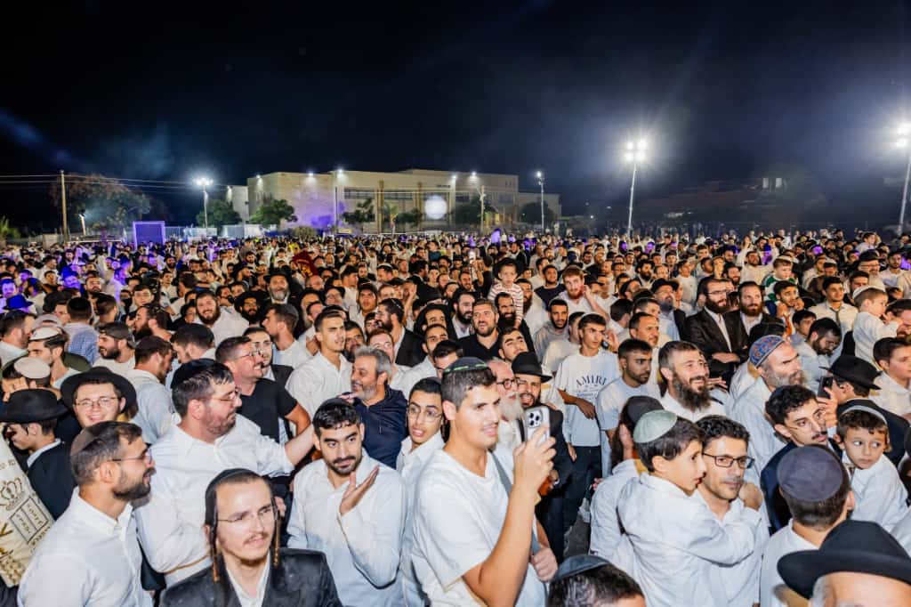 עשרת אלפים חוגגים בהקפות השניות המסורתיות בכפר חב״ד