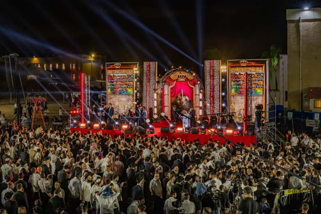 עשרת אלפים חוגגים בהקפות השניות המסורתיות בכפר חב״ד