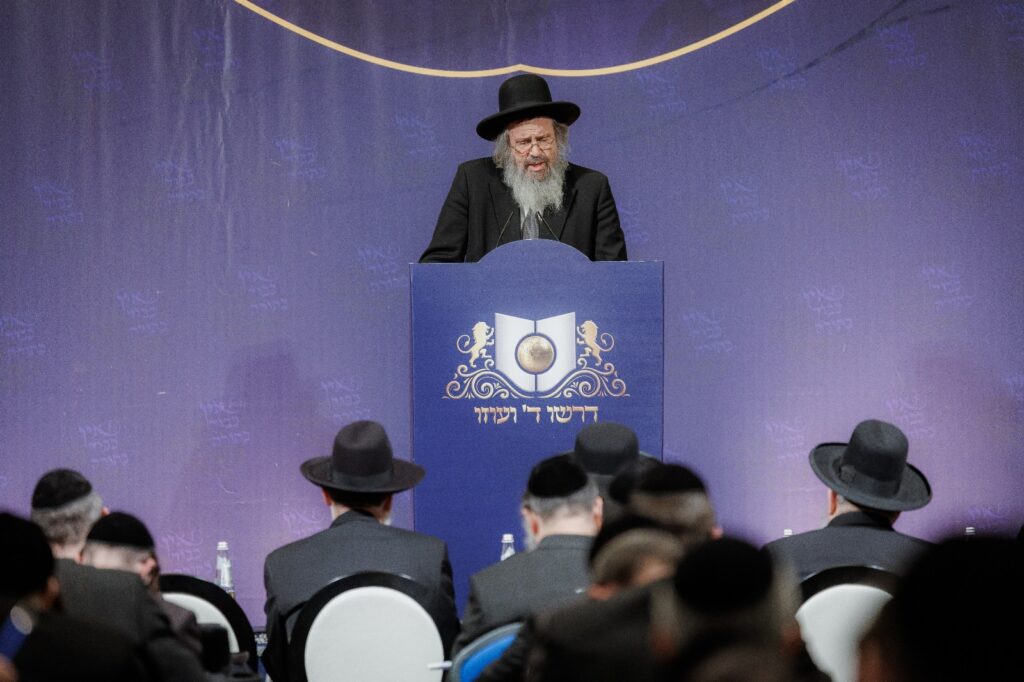 אלפי נבחנים, אולם אחד, וגדולי ישראל שהגיעו לכבד