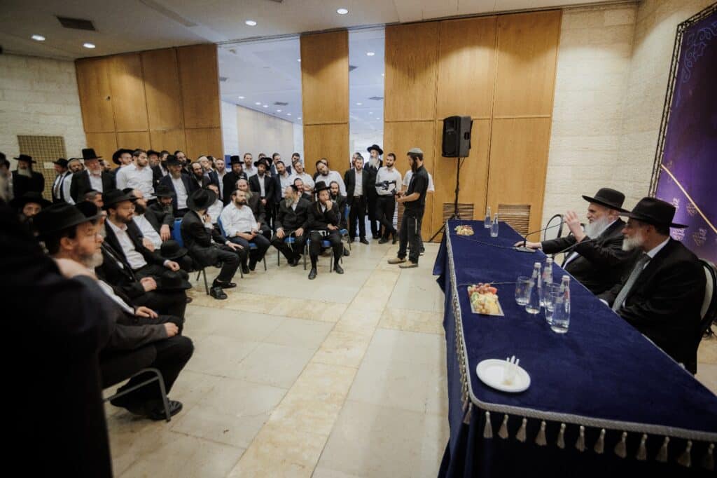 אלפי נבחנים, אולם אחד, וגדולי ישראל שהגיעו לכבד